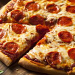 Chaveiro de fatia de pizza em crochê, o projeto divertido e delicioso para todos os níveis
