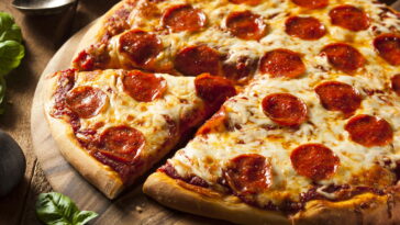 Chaveiro de fatia de pizza em crochê, o projeto divertido e delicioso para todos os níveis