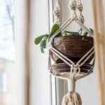 Macramê volta com tudo na decoração e agora virou o queridinho dos amantes de plantas