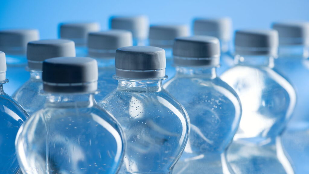 Quais bebidas comuns devem ser consumidas com moderação segundo especialistas?