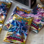 Fazendo o descanso de copos inspirado em Pokébola em crochê para fãs de Pokémon