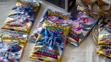Fazendo o descanso de copos inspirado em Pokébola em crochê para fãs de Pokémon