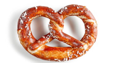 Crochê com sabor? Veja como fazer uma almofada de pretzel que parece ter saído da padaria