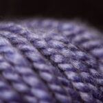 Tapete redondo com babados em crochê, uma peça delicada para crocheteiras decoradoras