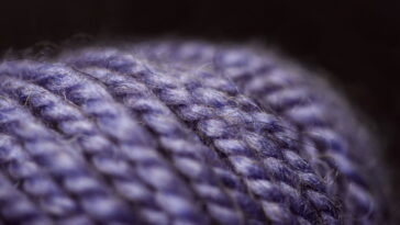 Tapete redondo com babados em crochê, uma peça delicada para crocheteiras decoradoras
