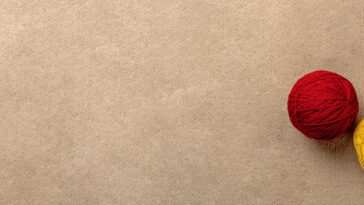 Aprenda a fazer a almofada de laço em crochê virou tendência nas casas brasileiras