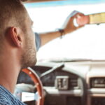 A função escondida no retrovisor que pode salvar sua visão à noite