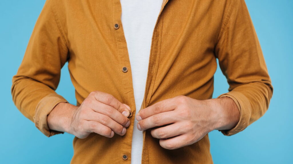 Um detalhe na forma de usar a camisa está revelando segredos da sua personalidade