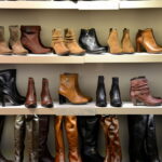Guardar sapatos junto com roupas é um erro que destrói a organização e ainda pode afetar sua saúde