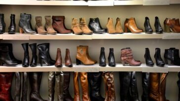 Guardar sapatos junto com roupas é um erro que destrói a organização e ainda pode afetar sua saúde