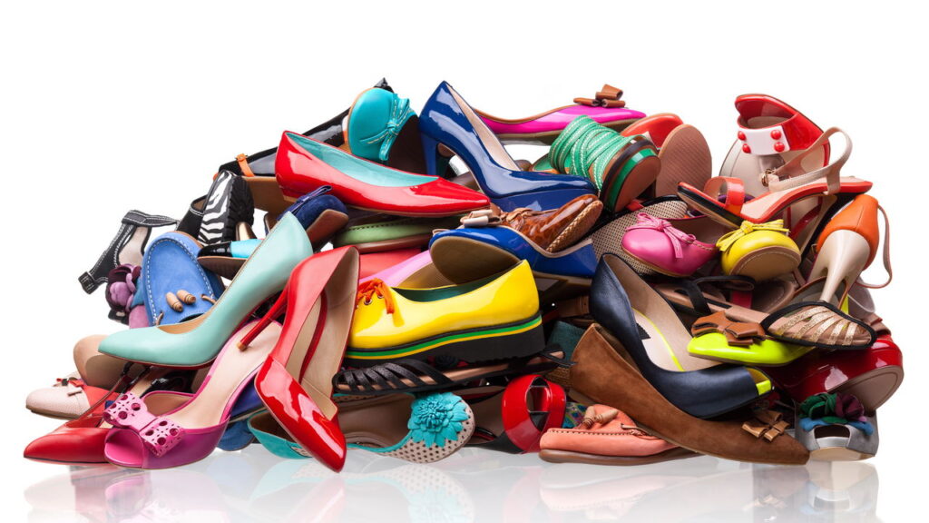 Guardar sapatos junto com roupas é um erro que destrói a organização e ainda pode afetar sua saúde
