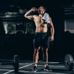 Treino de ombro em casa é o exercício que fortalece músculos, feitos com objetos simples e resultados surpreendentes
