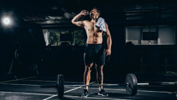 Treino de ombro em casa é o exercício que fortalece músculos, feitos com objetos simples e resultados surpreendentes