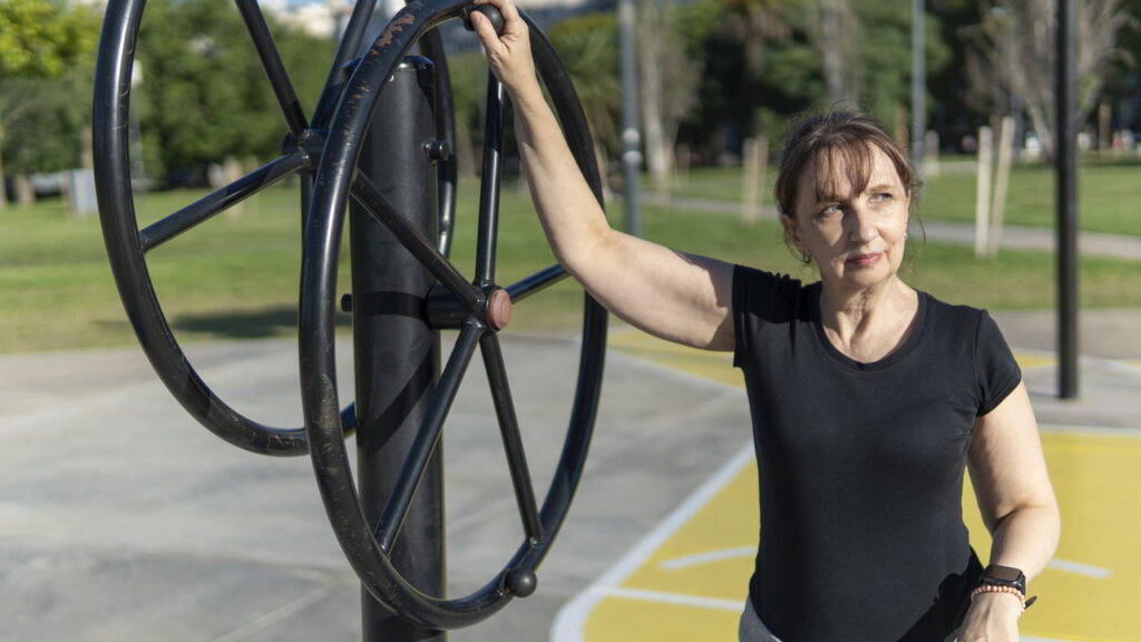 Treino de ombro em casa é o exercício que fortalece músculos, feitos com objetos simples e resultados surpreendentes