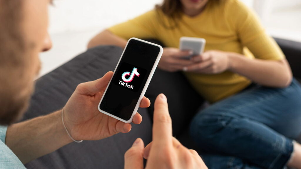 O impacto das redes sociais no relacionamento e como publicar menos pode ser a solução