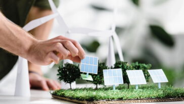 Aprenda a carregar o celular durante apagões com estas soluções práticas e sustentáveis