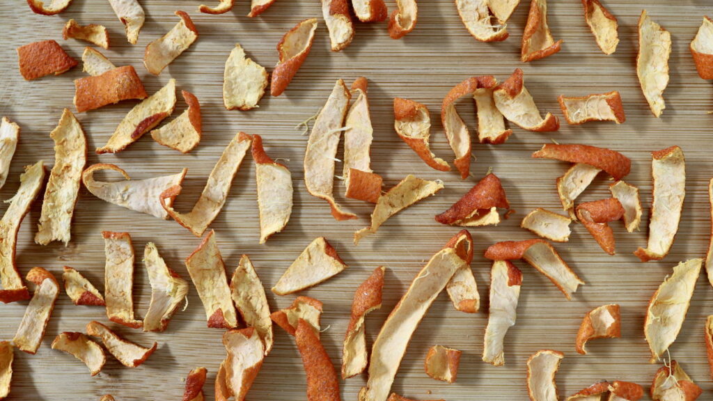 Casca de tangerina seca é o ingrediente natural que pode revolucionar sua rotina em casa