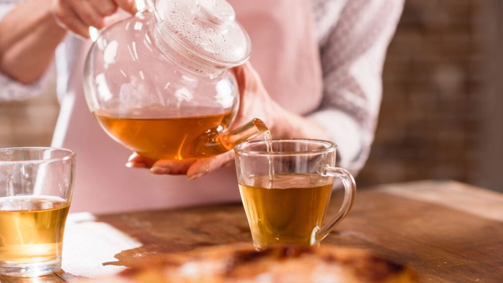 Quais bebidas comuns devem ser consumidas com moderação segundo especialistas?