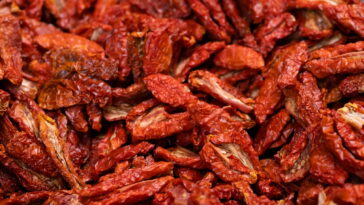 Como secar e reaproveitar cascas de tomate na culinária brasileira