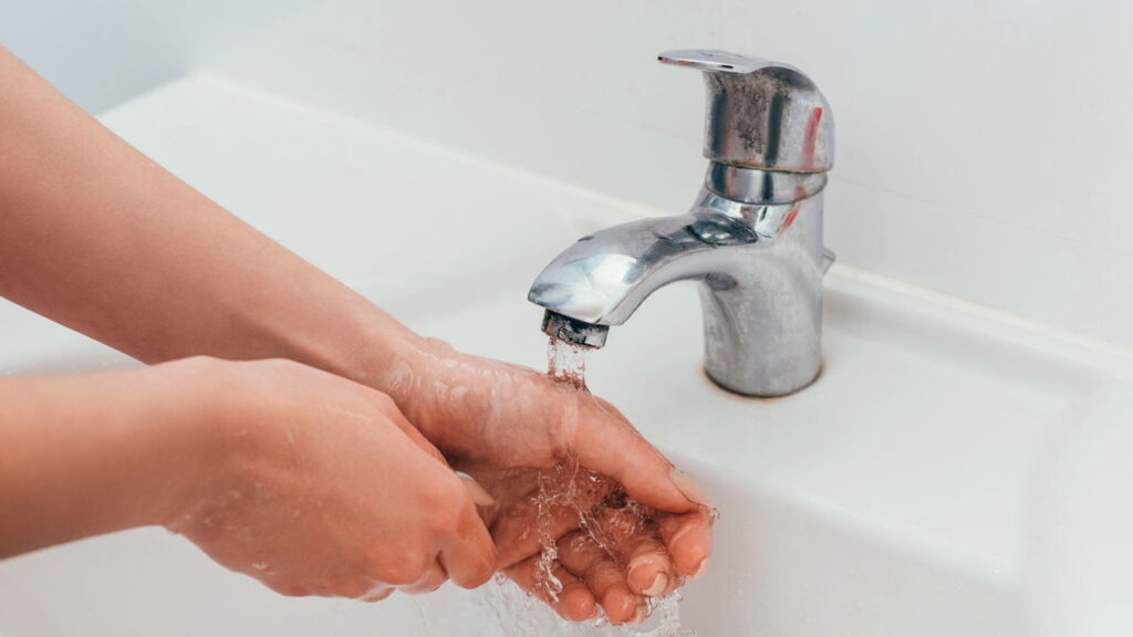 O truque natural mais eficaz para clarear e revitalizar suas mãos