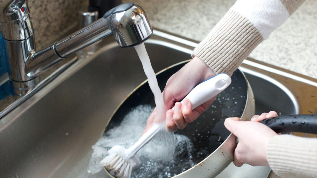 Esta técnica caseira tem surpreendido quem sofre com ferrugem na cozinha