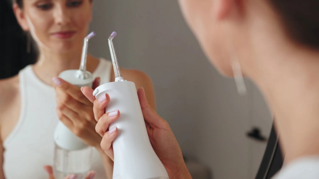 O que dentistas revelaram sobre a limpeza entre os dentes vai te surpreender
