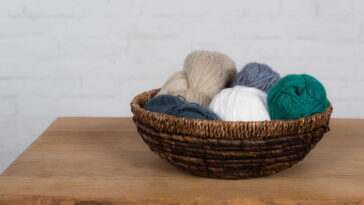 Faça a mini carteira em crochê e conquiste pela delicadeza artesanal e praticidade no dia a dia