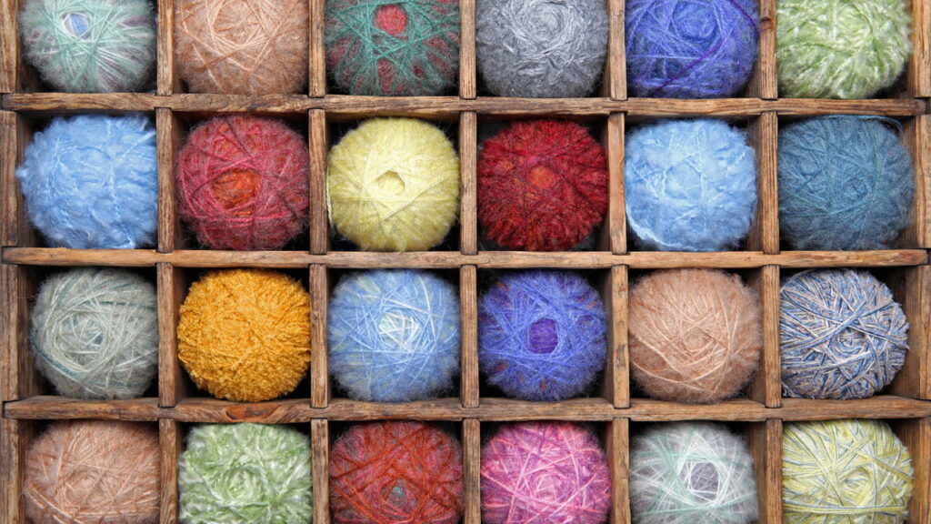 Aprenda a fazer descansos de copos de suculenta em crochê e decore sua mesa com o charme das crocheteiras