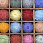 Aprenda a fazer descansos de copos de suculenta em crochê e decore sua mesa com o charme das crocheteiras