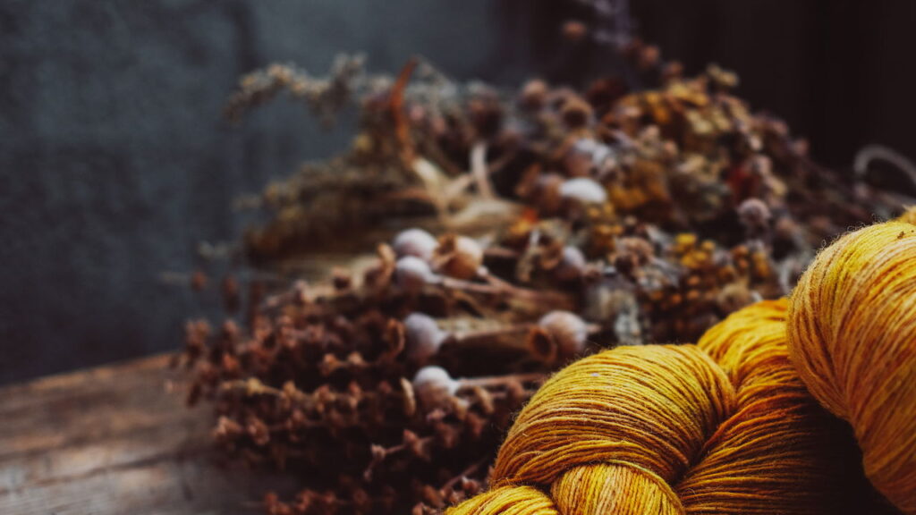 O detalhe em crochê que transforma um simples colete em algo único