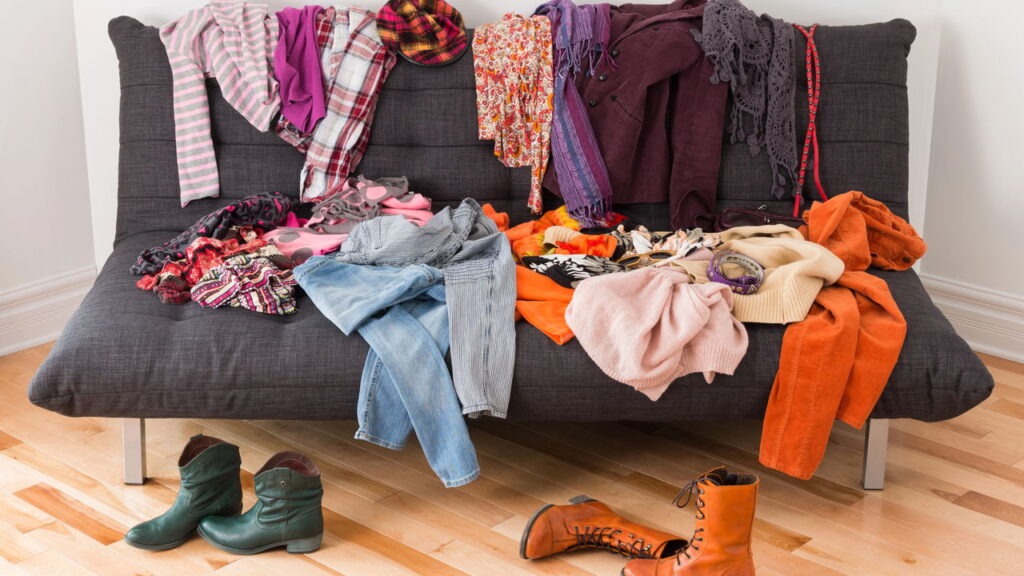 Por que todo mundo tem uma cadeira com roupas no quarto segundo a psicologia