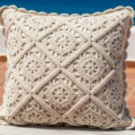 Almofada estilo mediterrânea vazada em crochê para arejar o decoração