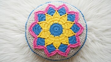A almofada de crochê mais delicada com ponto flor encantador