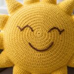 Almofada em formato de sol em crochê que ilumina sua sala
