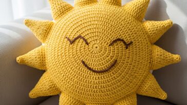 Almofada em formato de sol em crochê que ilumina sua sala