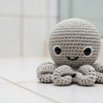 Faça seu próprio amigurumi de polvo de crochê com esse guia simples e criativo