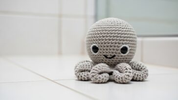Faça seu próprio amigurumi de polvo de crochê com esse guia simples e criativo