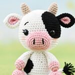 Amigurumi de vaca em crochê para presentear com doçura