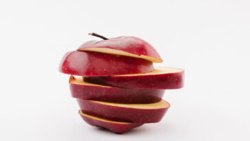 Fatia de maçã em crochê vira descanso de copos criativo para decorar sua mesa