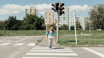 O que significa agradecer quando alguém te deixa atravessar a rua segundo a psicologia