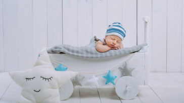 A cobertura para fralda em crochê que promete dominar a moda praia infantil