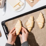 A melhor técnica para limpar assadeiras e remover gordura pesada