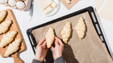 A melhor técnica para limpar assadeiras e remover gordura pesada