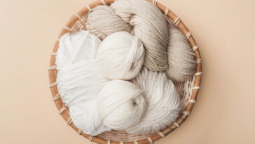 Conheça o pufe redondo em crochê que transforma sua decoração