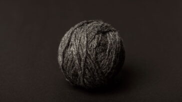 A peça de crochê que está dominando os festivais e looks alternativos