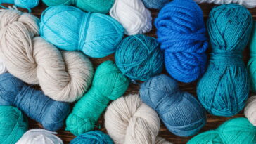 Essa peça listrada em crochê conquistou quem ama conforto com estilo