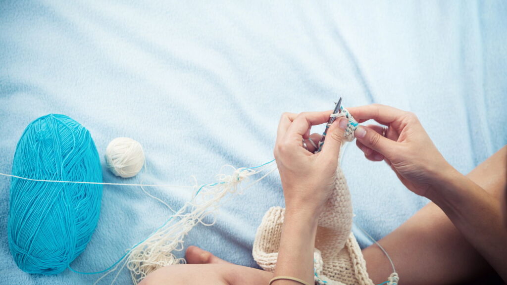 Suéter infantil em tons de azul em crochê que aquece com estilo e amor