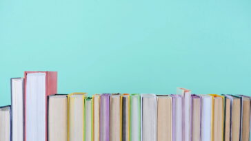 O acessório artesanal que está conquistando crocheteiras e apaixonados por livros