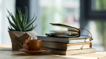 O acessório literário em crochê que está conquistando leitores fãs do diferente