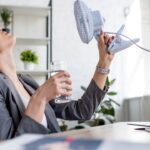 Como amenizar o calor com garrafa de água congelada, conheça a solução simples e barata
